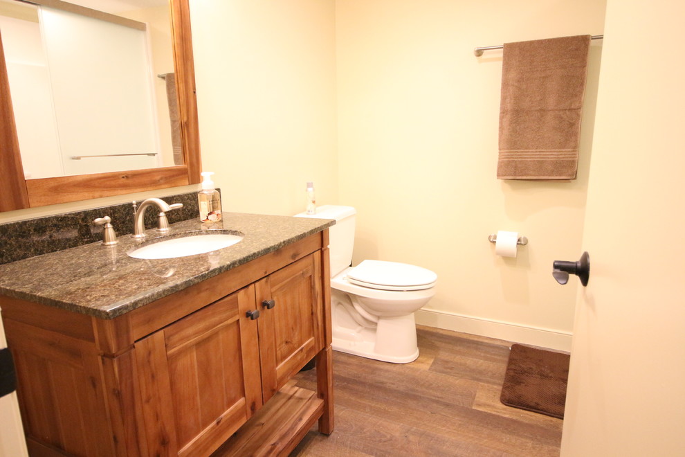 Modelo de cuarto de baño tradicional renovado grande con paredes beige, suelo de corcho y suelo marrón