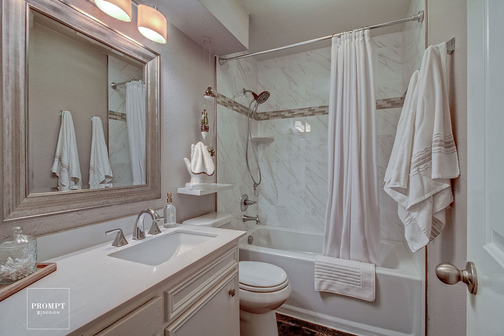 Idéer för små vintage badrum, med luckor med infälld panel, vita skåp, ett badkar i en alkov, en dusch/badkar-kombination, en toalettstol med hel cisternkåpa, vit kakel, porslinskakel, grå väggar, betonggolv, ett undermonterad handfat, bänkskiva i akrylsten, svart golv och dusch med duschdraperi