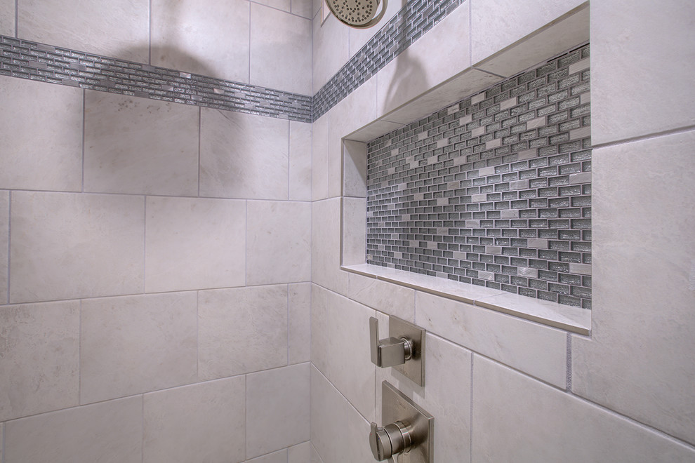 Пример оригинального дизайна: ванная комната среднего размера в современном стиле с фасадами с утопленной филенкой, серыми фасадами, душем в нише, бежевой плиткой, керамической плиткой, серыми стенами, полом из керамогранита, душевой кабиной, врезной раковиной, столешницей из кварцита, серым полом и душем с распашными дверями