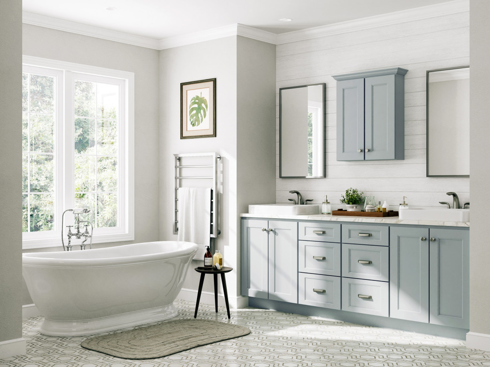 Пример оригинального дизайна: ванная комната с фасадами в стиле шейкер, синими фасадами, отдельно стоящей ванной, белой столешницей, тумбой под две раковины и встроенной тумбой