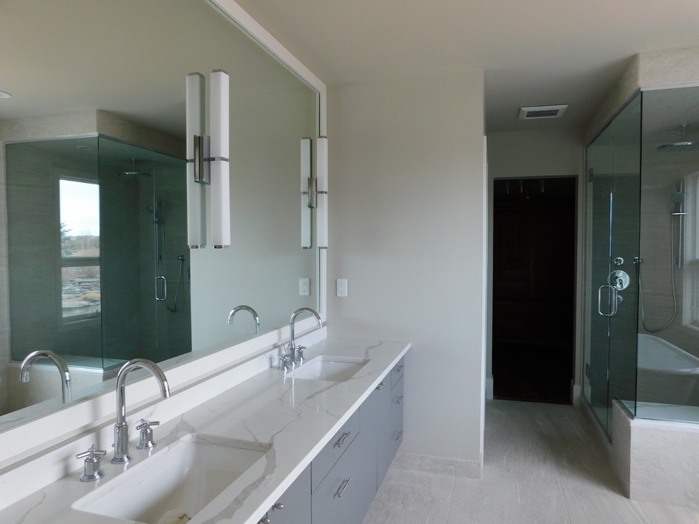 Idées déco pour une salle de bain principale moderne de taille moyenne avec un placard à porte plane, des portes de placard grises, une baignoire posée, une douche d'angle, WC à poser, un carrelage multicolore, des carreaux de miroir, un mur gris, un sol en carrelage de céramique, un lavabo posé, un plan de toilette en granite, un sol gris et une cabine de douche à porte battante.