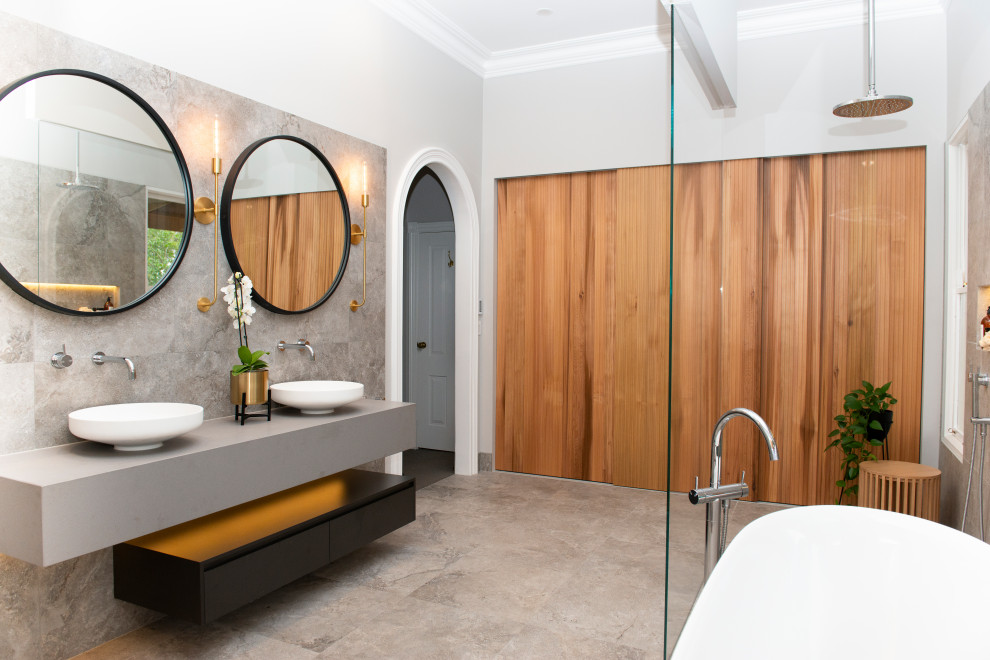 Inspiration för stora moderna grått en-suite badrum, med svarta skåp, ett fristående badkar, våtrum, en bidé, grå kakel, keramikplattor, grå väggar, klinkergolv i keramik, ett konsol handfat, bänkskiva i kvarts, grått golv, med dusch som är öppen och släta luckor