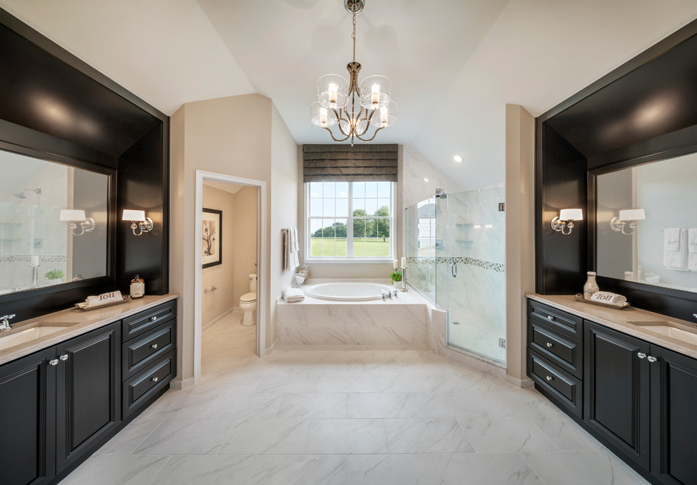 Стильный дизайн: ванная комната в классическом стиле с фасадами с выступающей филенкой, черными фасадами, полновстраиваемой ванной, раздельным унитазом, белой плиткой, белыми стенами, врезной раковиной, белым полом и душем с распашными дверями - последний тренд