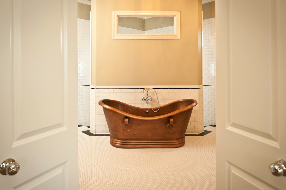 Großes Klassisches Badezimmer En Suite mit Einbauwaschbecken, freistehender Badewanne, weißen Fliesen, Keramikfliesen, Keramikboden und offener Dusche in Dallas