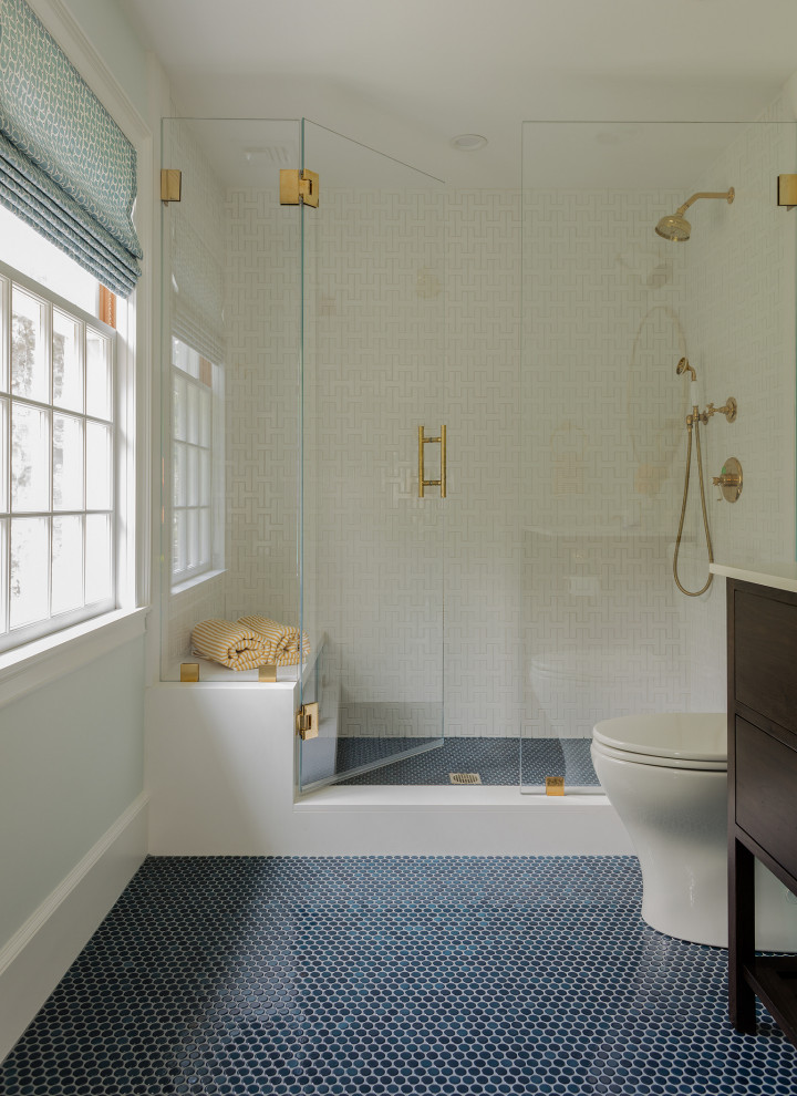 Foto på ett mellanstort vintage vit badrum för barn, med släta luckor, bruna skåp, en öppen dusch, vit kakel, keramikplattor, blå väggar, klinkergolv i keramik, ett undermonterad handfat, marmorbänkskiva, blått golv och dusch med gångjärnsdörr