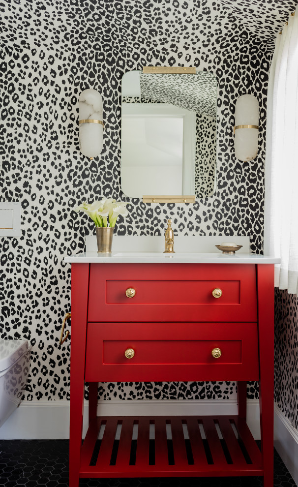 На фото: ванная комната в стиле фьюжн с красными фасадами, мраморным полом, врезной раковиной, черным полом, белой столешницей, тумбой под одну раковину, напольной тумбой и обоями на стенах
