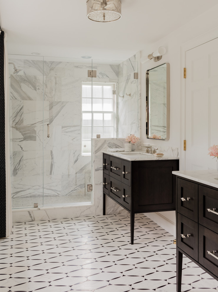 Inspiration för ett stort vintage vit vitt en-suite badrum, med skåp i shakerstil, skåp i mörkt trä, vit kakel, marmorkakel, ett undermonterad handfat, marmorbänkskiva och dusch med gångjärnsdörr