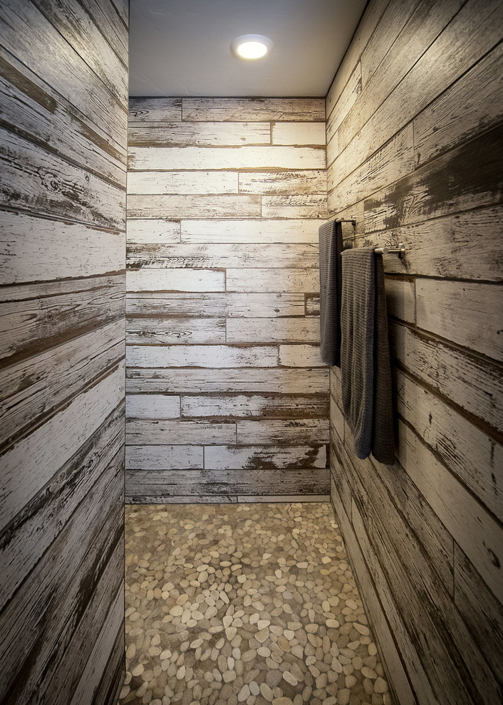 Источник вдохновения для домашнего уюта: главная ванная комната среднего размера в стиле кантри с накладной ванной, керамогранитной плиткой, белыми стенами, деревянным полом и белым полом