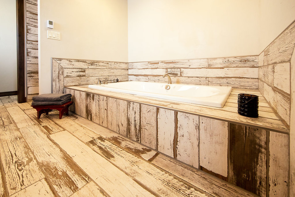 На фото: главная ванная комната среднего размера в стиле кантри с накладной ванной, керамогранитной плиткой, белыми стенами, деревянным полом и белым полом с