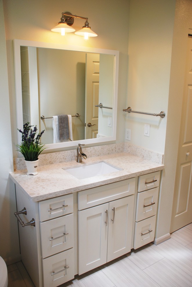 Bathroom - mid-sized transitional 3/4 vinyl floor bathroom idea in Hawaii with shaker cabinets, white cabinets, a one-piece toilet, green walls, an undermount sink and quartz countertops