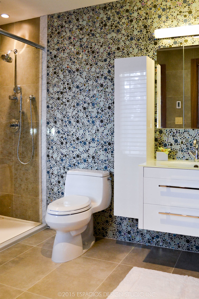 Réalisation d'une salle de bain design de taille moyenne avec un lavabo intégré, un placard à porte plane, des portes de placard blanches, un plan de toilette en verre, WC à poser, un carrelage bleu, un carrelage en pâte de verre, un mur bleu et un sol en carrelage de porcelaine.