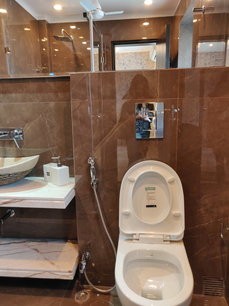 コルカタにあるコンテンポラリースタイルのおしゃれな浴室の写真