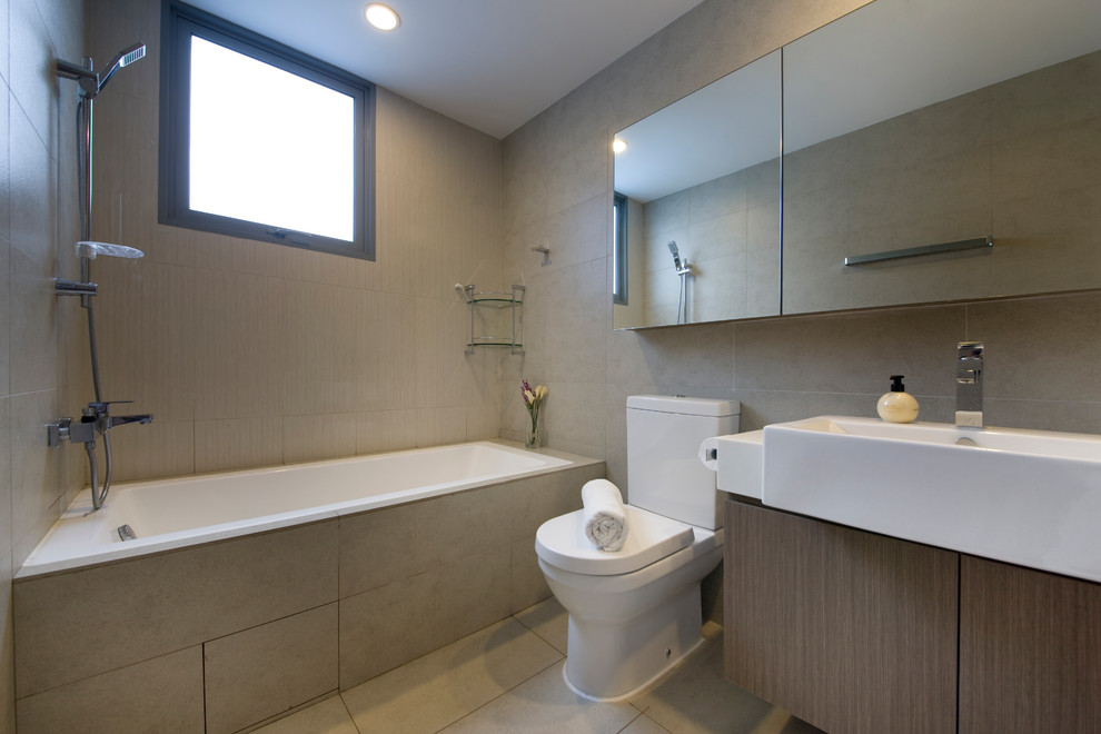 Idee per una piccola stanza da bagno padronale minimalista con lavabo sottopiano, ante lisce, ante in legno scuro, top in superficie solida, vasca da incasso, WC a due pezzi, piastrelle marroni e pareti beige