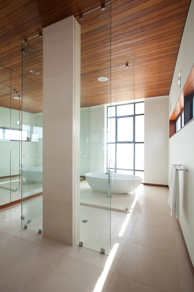 Foto de cuarto de baño actual extra grande con bañera exenta, ducha abierta, baldosas y/o azulejos beige, paredes blancas y ducha abierta