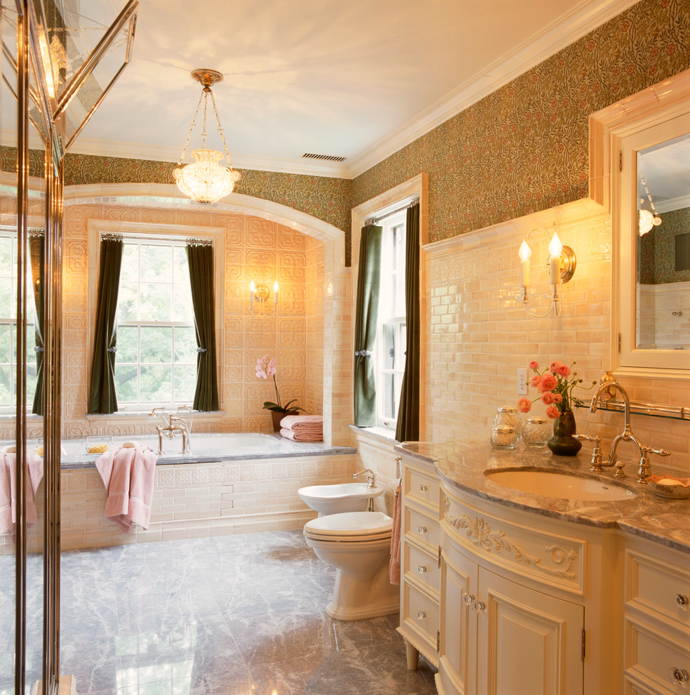 Idées déco pour une salle de bain classique avec un bidet et un plan de toilette en marbre.