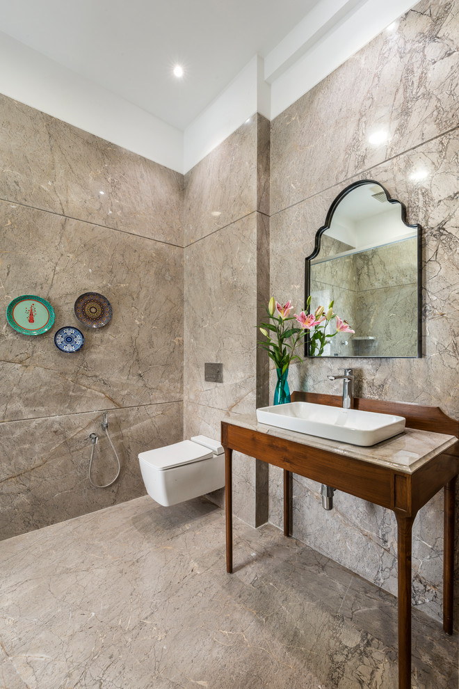 Inspiration pour une salle de bain design de taille moyenne avec un carrelage marron, un mur blanc, une vasque, un plan de toilette en onyx, un sol marron et un plan de toilette marron.