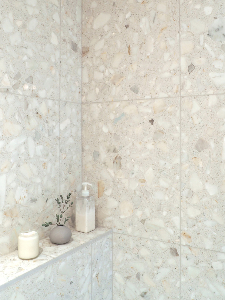 Réalisation d'une petite salle de bain design avec un carrelage beige, du carrelage en marbre, un sol en terrazzo, un sol beige et aucune cabine.