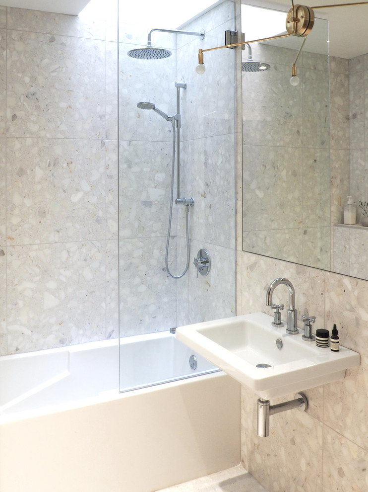 モントリオールにあるお手頃価格の小さなコンテンポラリースタイルのおしゃれな浴室 (ベージュのタイル、大理石タイル、テラゾーの床、ベージュの床、オープンシャワー) の写真
