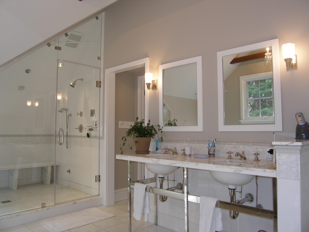 Exemple d'une douche en alcôve principale chic avec un placard sans porte, un carrelage blanc, des carreaux de céramique, un mur beige, un sol en carrelage de céramique, un plan de toilette en marbre et un plan vasque.