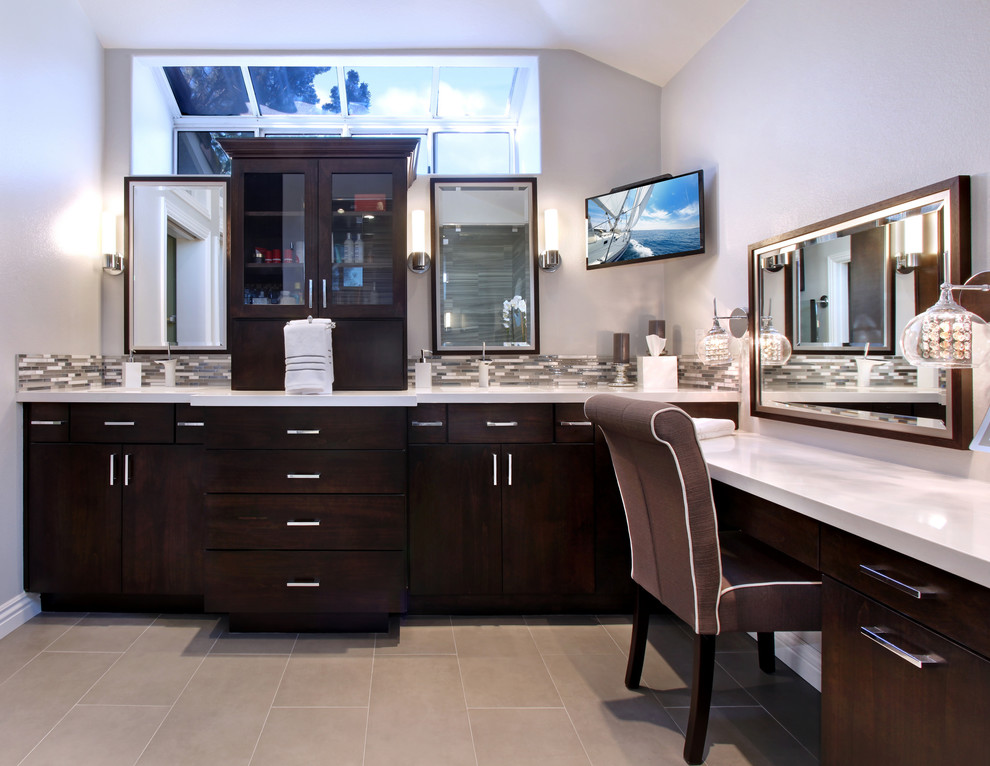Großes Modernes Badezimmer En Suite mit flächenbündigen Schrankfronten, dunklen Holzschränken, Doppeldusche, weißer Wandfarbe, Unterbauwaschbecken und Falttür-Duschabtrennung in Orange County
