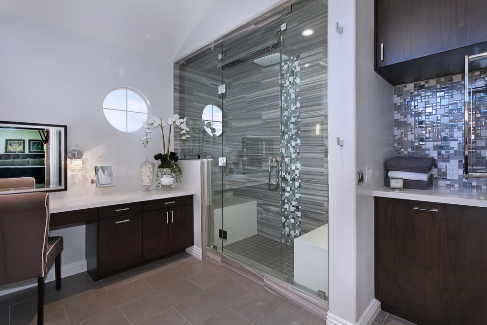 Foto di una grande stanza da bagno padronale contemporanea con ante lisce, ante in legno bruno, doccia doppia, pareti bianche, porta doccia a battente e lavabo sottopiano