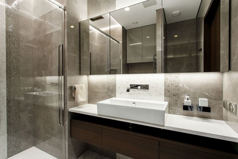 Inspiration pour une petite salle de bain design avec un mur gris, un sol gris, une douche double, un carrelage gris, des carreaux de béton et carreaux de ciment au sol.