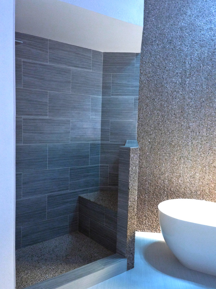 Idéer för funkis en-suite badrum, med ett fristående badkar, en öppen dusch, ett fristående handfat och med dusch som är öppen