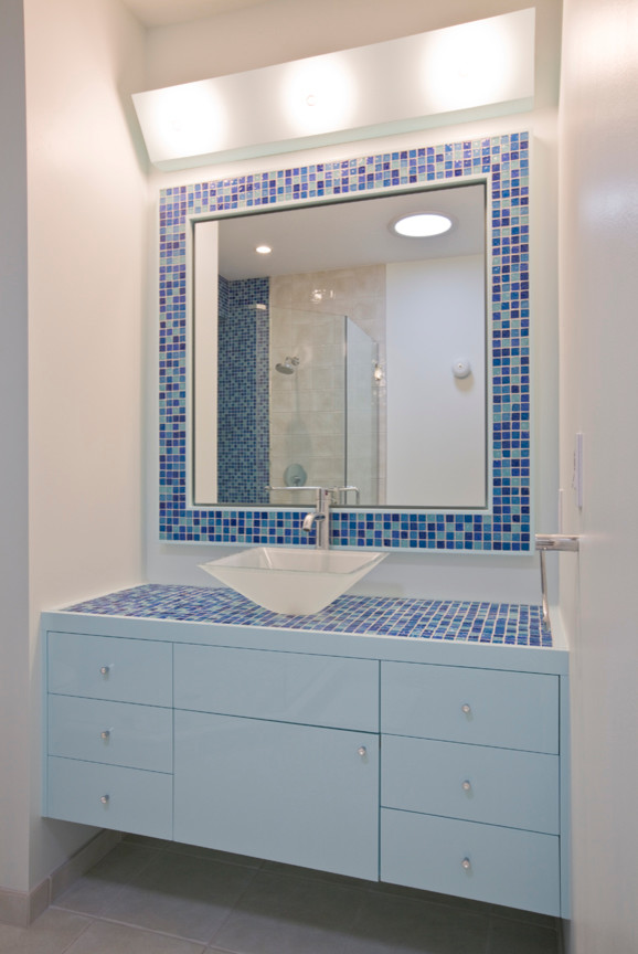 Imagen de cuarto de baño principal actual grande con lavabo con pedestal, puertas de armario azules, encimera de azulejos, baldosas y/o azulejos azules, baldosas y/o azulejos en mosaico, paredes blancas y suelo de baldosas de cerámica