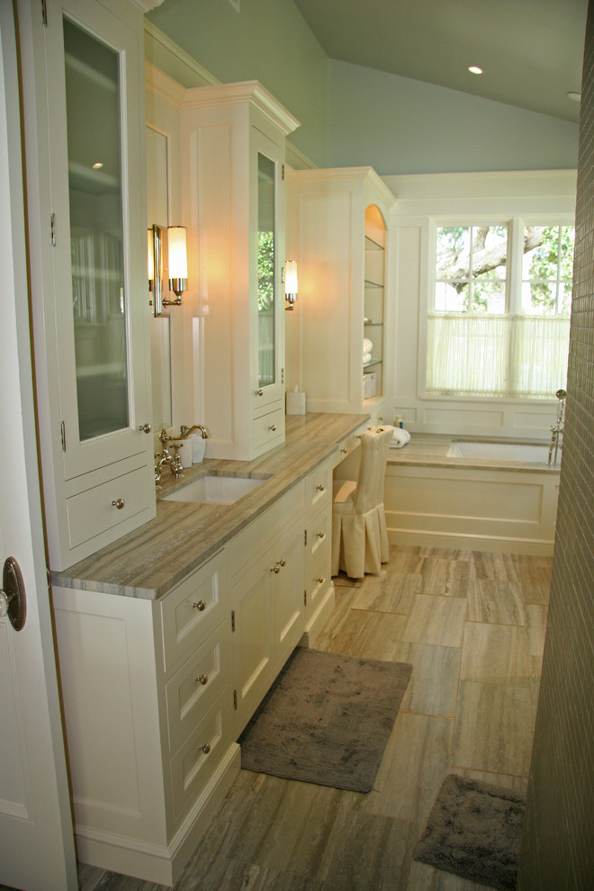 Ejemplo de cuarto de baño bohemio con lavabo bajoencimera, puertas de armario blancas, bañera encastrada sin remate, baldosas y/o azulejos grises y baldosas y/o azulejos de piedra