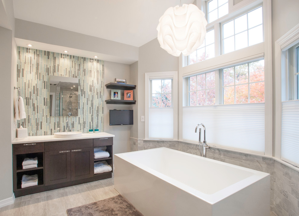 Idee per una stanza da bagno classica con ante in legno bruno, vasca freestanding, piastrelle multicolore, piastrelle a listelli e pareti grigie