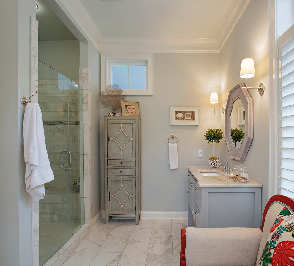 Idéer för mellanstora vintage en-suite badrum, med ett undermonterad handfat, möbel-liknande, grå skåp, marmorbänkskiva, en dusch i en alkov, en toalettstol med hel cisternkåpa, blå väggar och marmorgolv