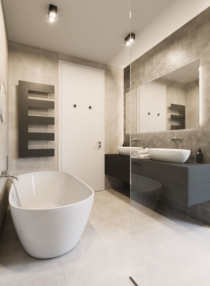 Inredning av ett modernt litet grå grått en-suite badrum, med öppna hyllor, ett fristående badkar, en öppen dusch, en vägghängd toalettstol, brun kakel, keramikplattor, bruna väggar, terrazzogolv, ett integrerad handfat, träbänkskiva, brunt golv och med dusch som är öppen