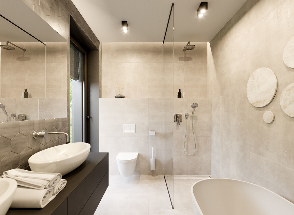 Inspiration för ett litet funkis grå grått en-suite badrum, med öppna hyllor, ett fristående badkar, en öppen dusch, en vägghängd toalettstol, brun kakel, keramikplattor, bruna väggar, terrazzogolv, ett integrerad handfat, träbänkskiva, brunt golv och med dusch som är öppen