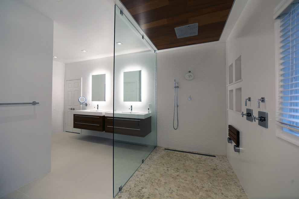 Свежая идея для дизайна: главная ванная комната среднего размера в современном стиле с отдельно стоящей ванной, открытым душем, раздельным унитазом, белой плиткой, керамической плиткой, белыми стенами, полом из керамической плитки, подвесной раковиной, белым полом и открытым душем - отличное фото интерьера
