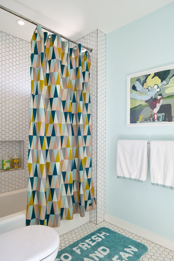 サンフランシスコにあるミッドセンチュリースタイルのおしゃれな浴室 (アルコーブ型浴槽、シャワー付き浴槽	、白いタイル、青い壁、シャワーカーテン) の写真