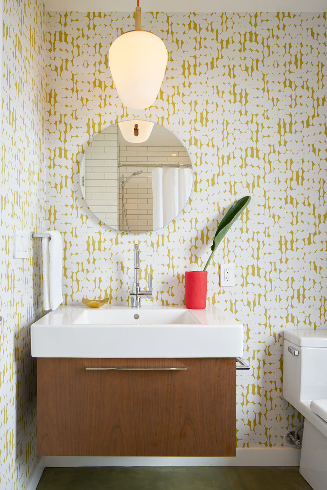 Diseño de cuarto de baño vintage con armarios con paneles lisos, puertas de armario de madera en tonos medios, sanitario de una pieza, paredes multicolor y lavabo tipo consola