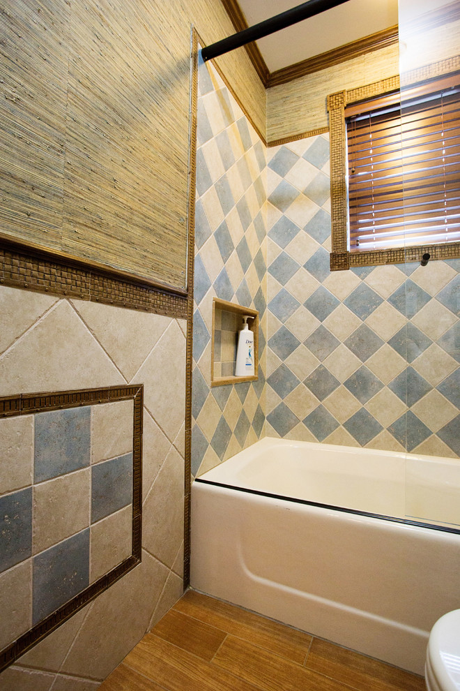 Ejemplo de cuarto de baño tradicional de tamaño medio con paredes rojas y suelo de madera clara