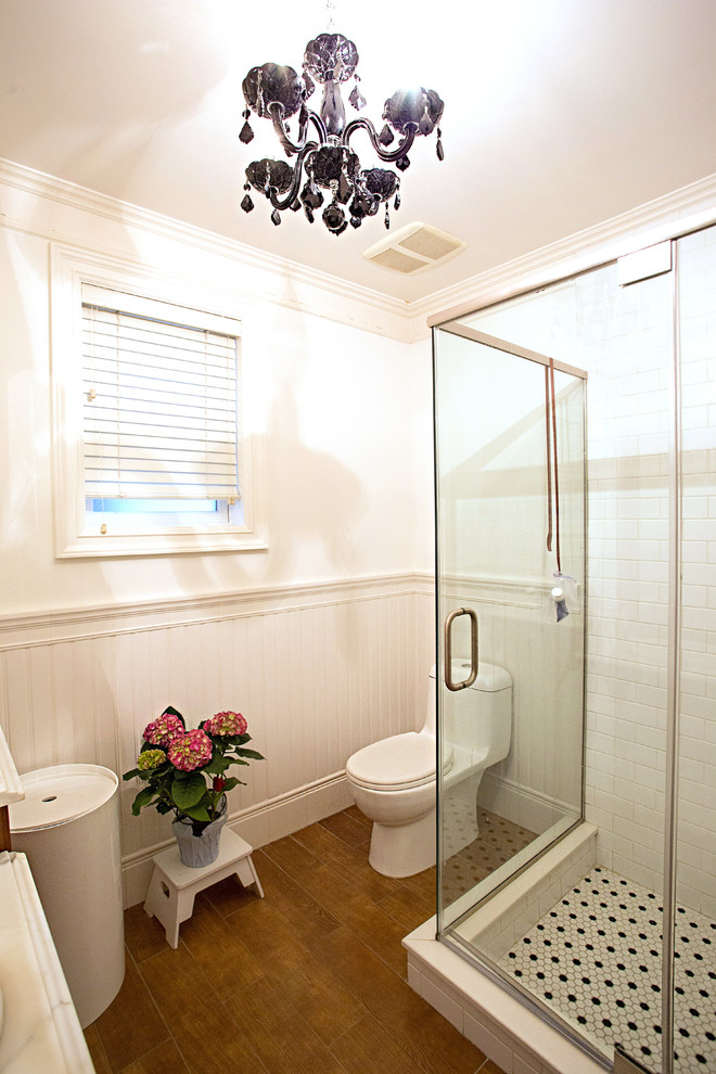 Ejemplo de cuarto de baño tradicional de tamaño medio con paredes rojas y suelo de madera clara