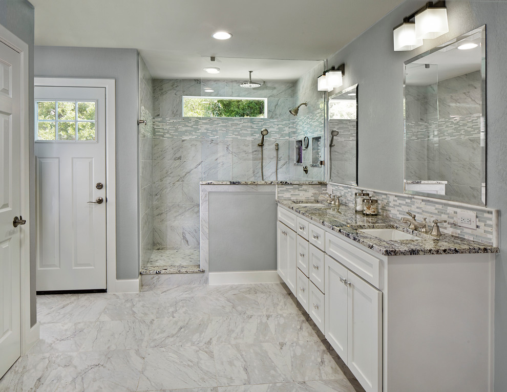 Foto de cuarto de baño tradicional con lavabo bajoencimera, armarios con paneles empotrados, puertas de armario blancas, ducha empotrada, baldosas y/o azulejos grises y ventanas