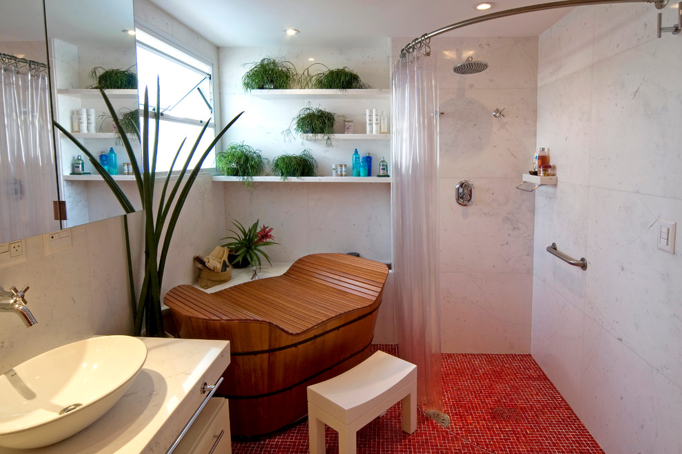 Asiatisches Badezimmer En Suite mit Aufsatzwaschbecken, japanischer Badewanne, Eckdusche, weißen Fliesen, Keramikboden und rotem Boden in Sonstige