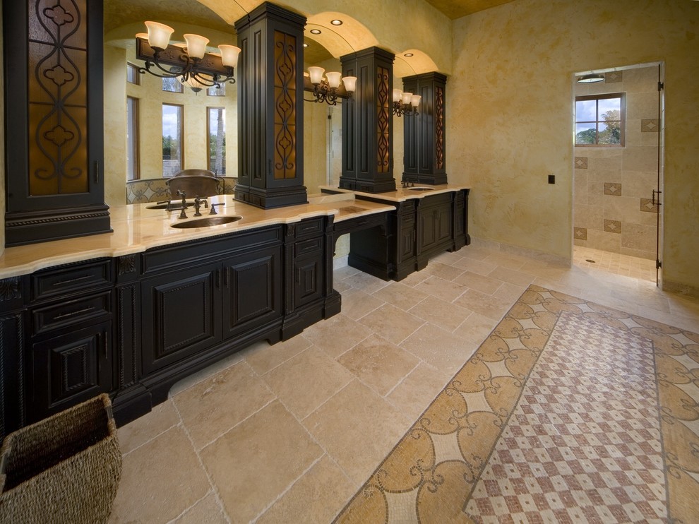 Стильный дизайн: огромная главная ванная комната в классическом стиле с фасадами с выступающей филенкой, темными деревянными фасадами, столешницей из переработанного стекла, бежевой плиткой и каменной плиткой - последний тренд