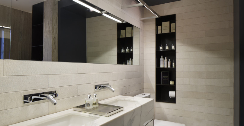 Свежая идея для дизайна: ванная комната в современном стиле с врезной раковиной - отличное фото интерьера