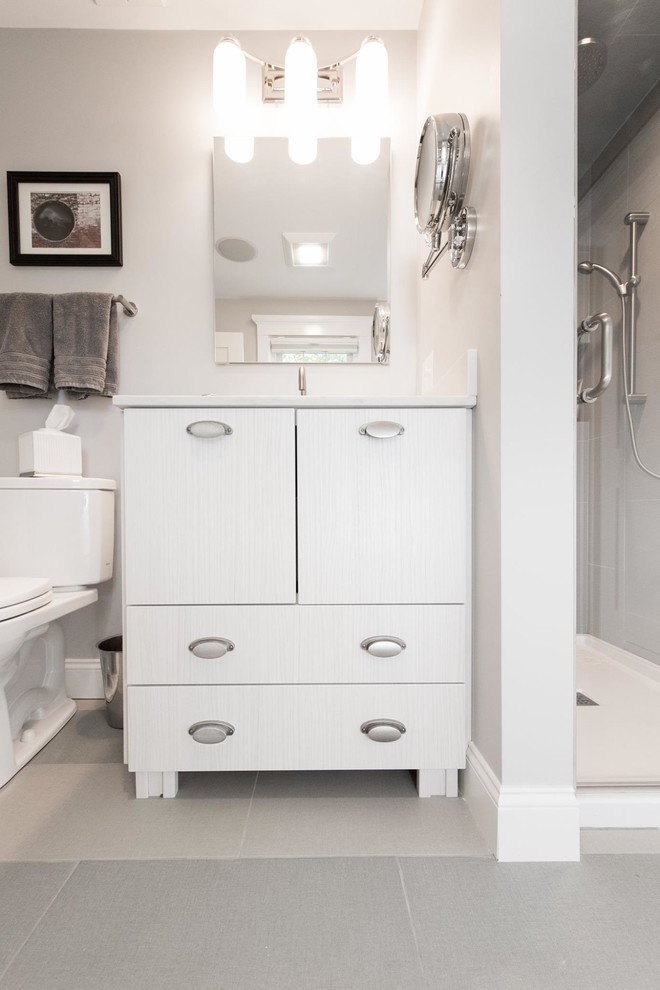 На фото: ванная комната в стиле неоклассика (современная классика) с керамогранитной плиткой и полом из керамогранита