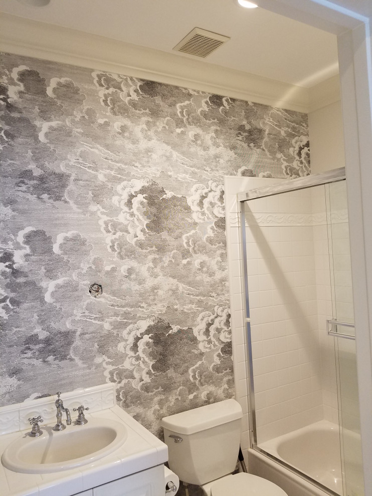 Ejemplo de cuarto de baño minimalista con papel pintado