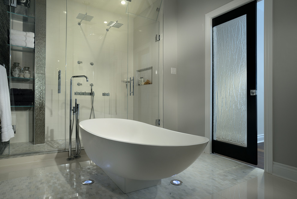 Réalisation d'une salle de bain design avec une baignoire indépendante.