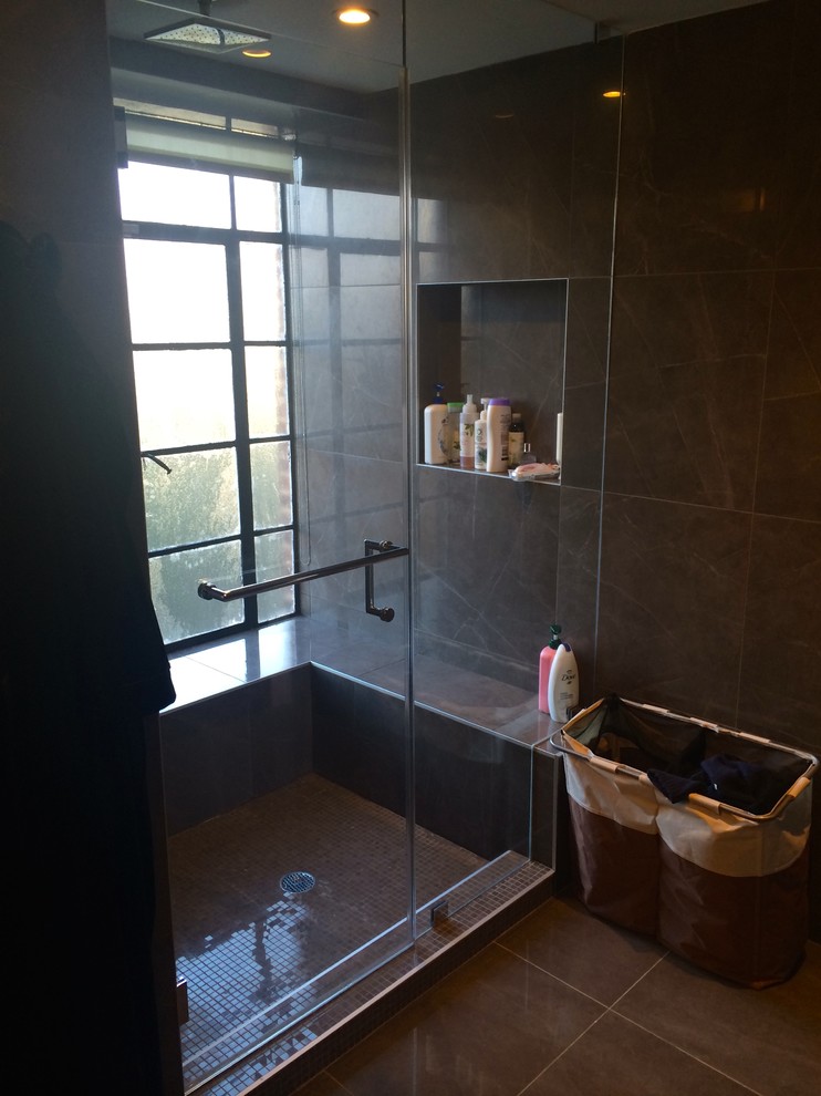 Exemple d'une salle de bain principale moderne en bois brun de taille moyenne avec un placard à porte plane, un plan de toilette en marbre, un carrelage gris, des dalles de pierre et un sol en marbre.