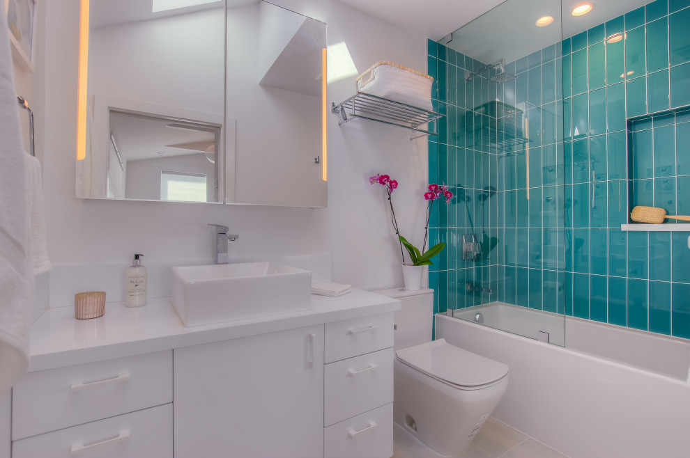 Идея дизайна: ванная комната в современном стиле с плоскими фасадами, белыми фасадами, ванной в нише, открытым душем, синей плиткой, белыми стенами, душевой кабиной, настольной раковиной, серым полом, открытым душем, белой столешницей, нишей и тумбой под одну раковину