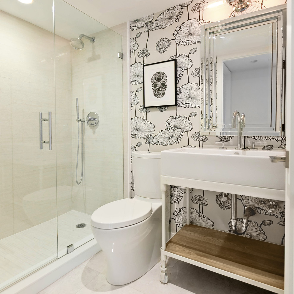 Пример оригинального дизайна: ванная комната в стиле модернизм с унитазом-моноблоком