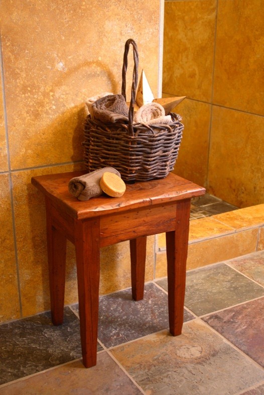 Cette photo montre une petite salle de bain chic avec une douche d'angle, un mur marron et un sol en travertin.