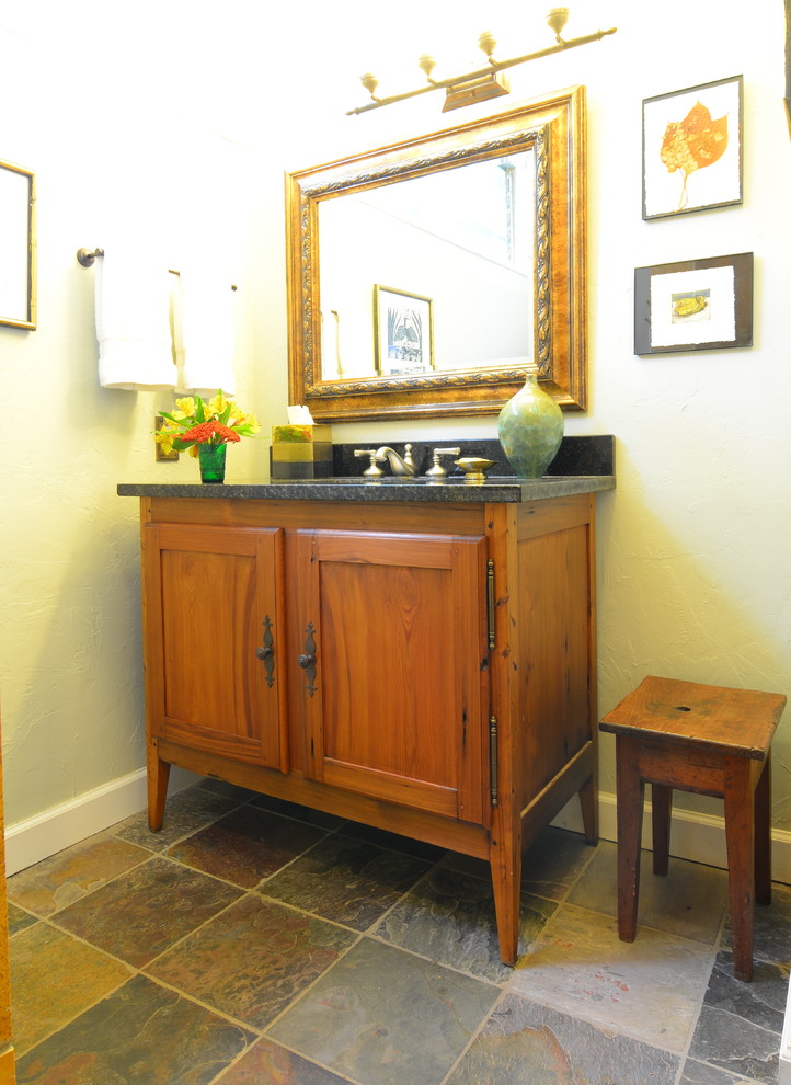 Exemple d'une salle d'eau chic en bois brun de taille moyenne avec un placard en trompe-l'oeil, un plan de toilette en granite, un mur blanc et un sol en ardoise.